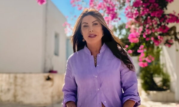 Άντζελα Δημητρίου: Φωτογραφίζεται με εντυπωσιακό ολόσωμο μαγιό στην ακρογιαλιά – Εικόνες