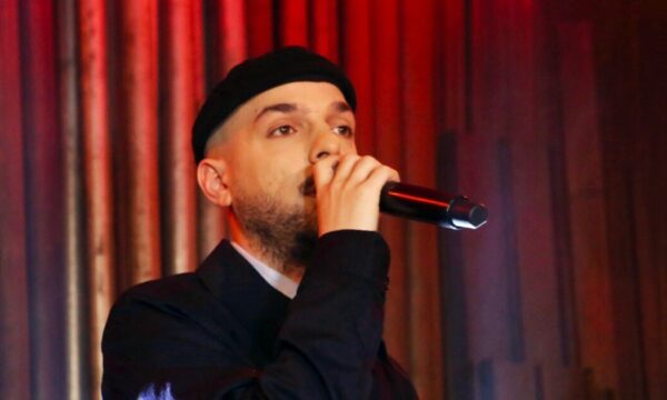 ΑPON: «Σαγήνευσε» την Αθήνα με την κατάμεστη συναυλία του – Βίντεο