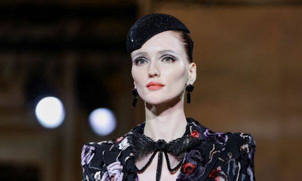 Giorgio Armani Prive: Τα μαγευτικά beauty looks της συλλογής θύμιζαν ταινία νουάρ
