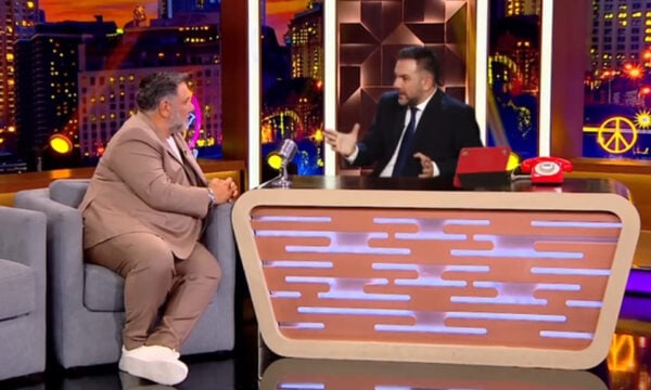Ο Γρηγόρης Αρναούτογλου συνομιλεί με τον νεαρό εαυτό του: Αυτοσαρκασμός στο τρέιλερ του «The 2Night Show»