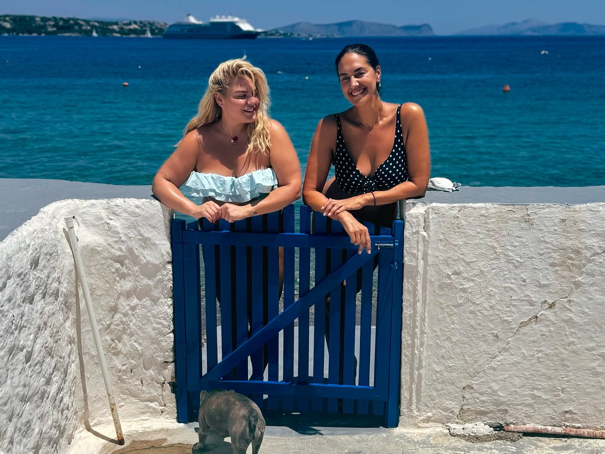 Δανάη Μπάρκα και Νόνη Δούνια στιγμιότυπα από τις καλοκαιρινές διακοπές τους στις Σπέτσες – Καυτές φωτογραφίες