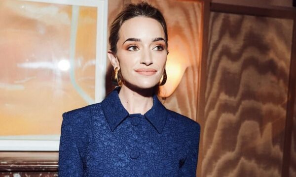 Η Brianne Howey με ρετρό εμφάνιση εμπνευσμένη από τα 60s