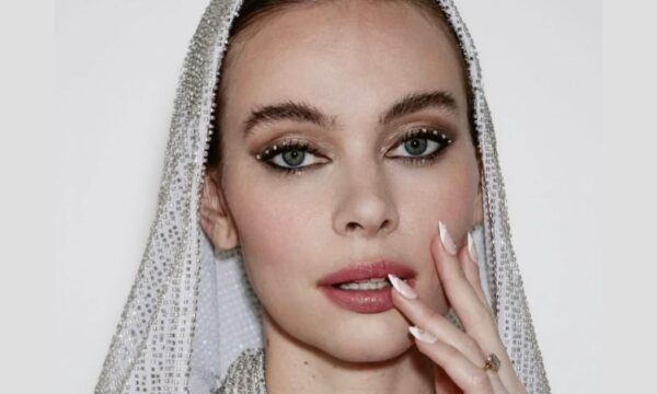 Cat eye εμφάνιση με λαμπερή πινελιά!