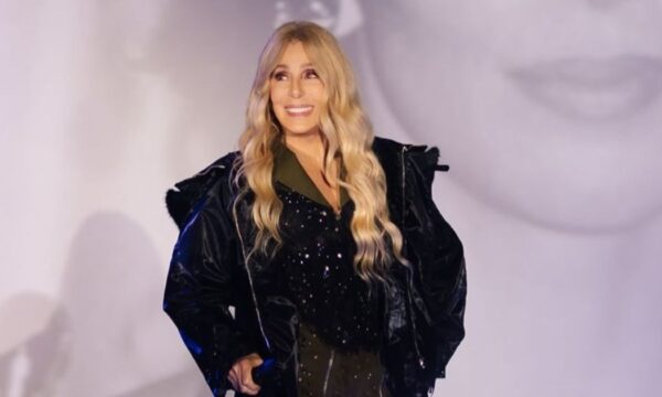 Cher: Με πλατινέ ξανθά μαλλιά και υπέρλαμπρο μακιγιάζ στη Ρώμη