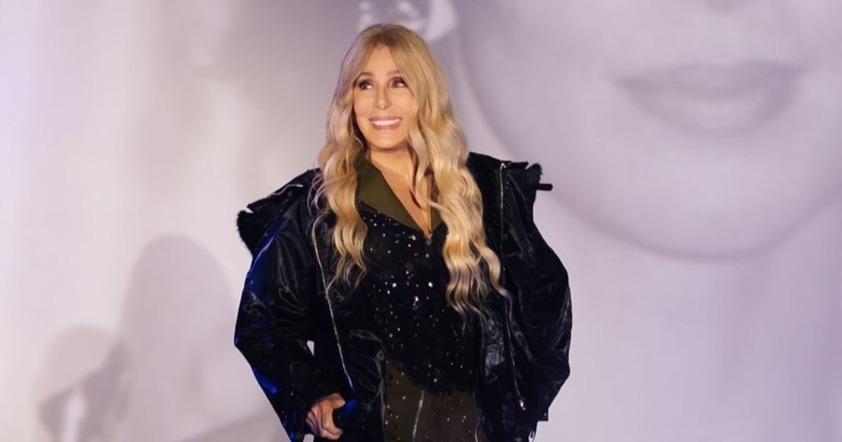 Cher: Με πλατινέ ξανθά μαλλιά και υπέρλαμπρο μακιγιάζ στη Ρώμη