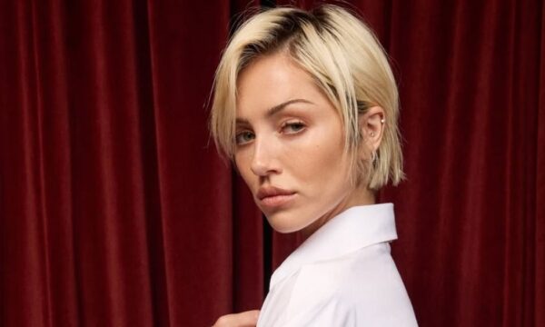 Delilah Belle: Το λαμπερό στυλ της ενώνει μοντέρνα κομψότητα με ροκ ύφος