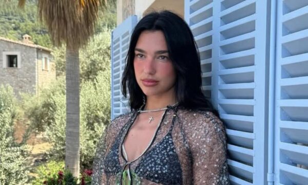 Dua Lipa: Επέλεξε το πιο τολμηρό μανικιούρ και τα νύχια της λάμπουν σαν κόσμημα