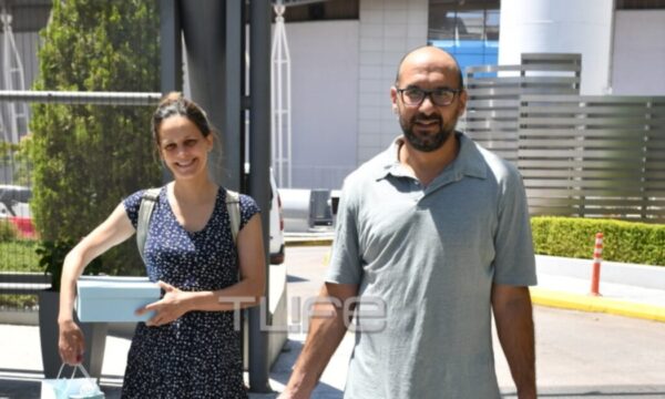 Έφη Αχτσιόγλου: Εξιτήριο από το μαιευτήριο – Στο πλευρό της ο Δημήτρης Τζανακόπουλος