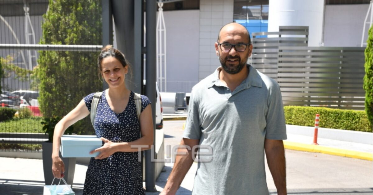 Έφη Αχτσιόγλου: Εξιτήριο από το μαιευτήριο – Στο πλευρό της ο Δημήτρης Τζανακόπουλος