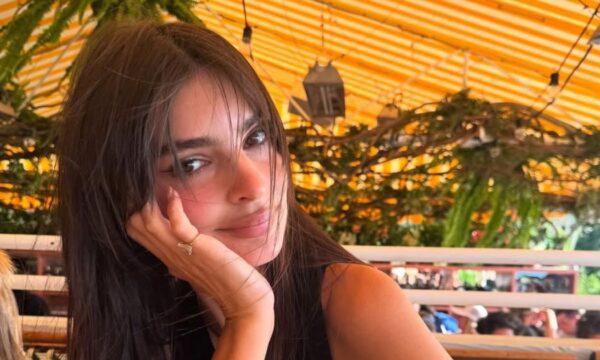 Emily Ratajkowski: Επέλεξε ένα εντυπωσιακό bob με φράντζες για τον ρόλο της στη σειρά «Too much»