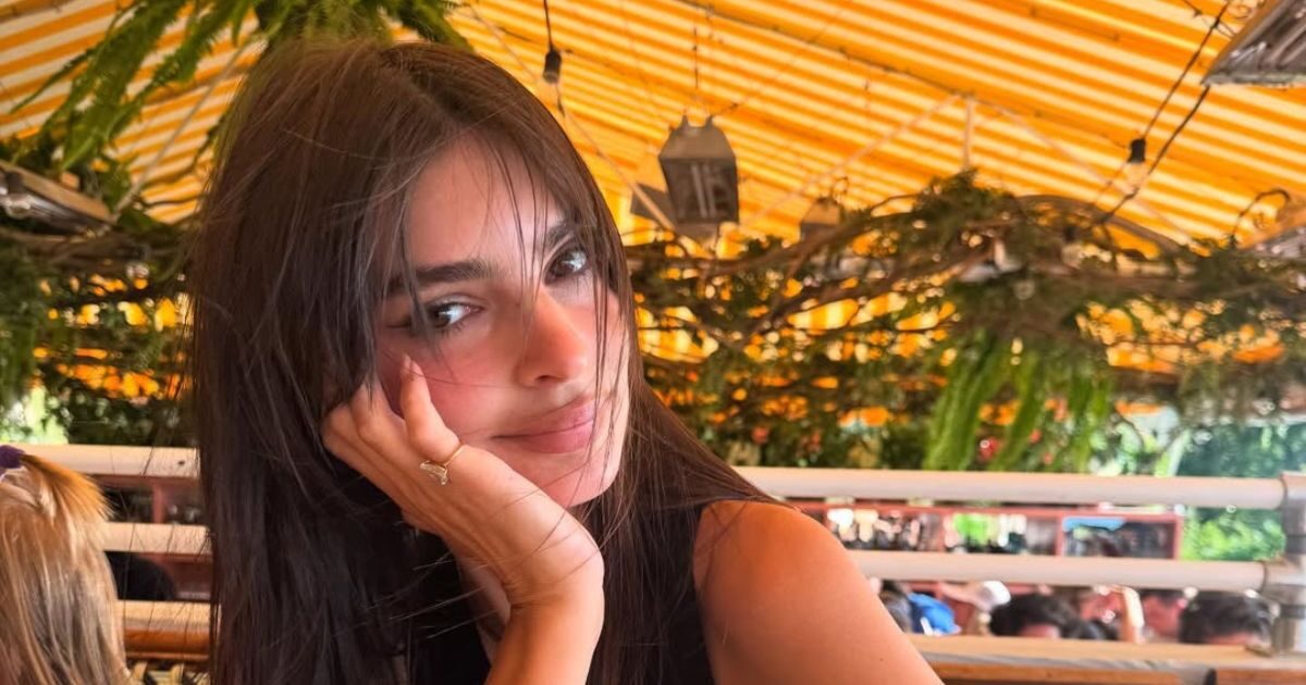 Emily Ratajkowski: Επέλεξε ένα εντυπωσιακό bob με φράντζες για τον ρόλο της στη σειρά «Too much»