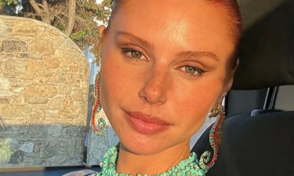 Ανακαλύψτε πώς να πετύχετε το sunburn blush, όπως η Έβελυν Καζαντζόγλου