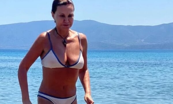 Η Αλεξάνδρα Παλαιολόγου στα 50+ εντυπωσιάζει με μπικίνι και “κατακτά” το Instagram – Ανακάλυψε τα μυστικά της σιλουέτας της