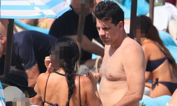 Θοδωρής Φέρρης: Ανεμελιά σε παραλία της Μυκόνου – Εικόνες