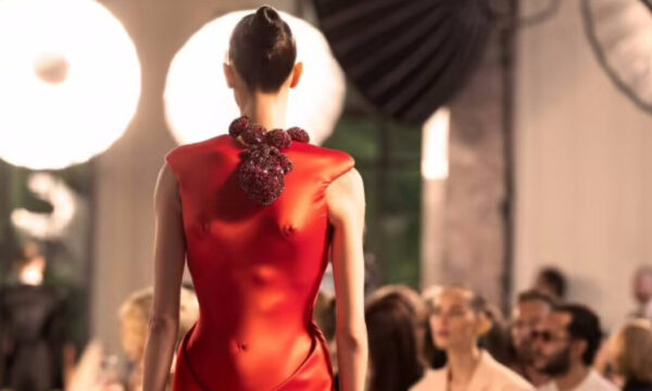 Schiaparelli: Ο οίκος εγκαινίασε την Couture week στο Παρίσι με ένα εντυπωσιακό show- Μανιφέστο!