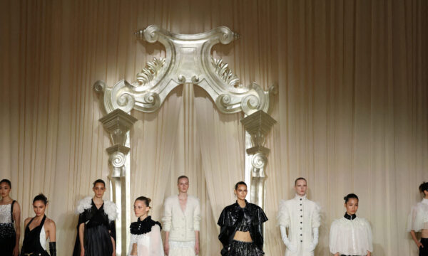 Chanel: Η Couture συλλογή που παρουσιάστηκε στο Παρίσι σηματοδοτεί το κλείσιμο μιας εποχής και την έναρξη μιας νέας!