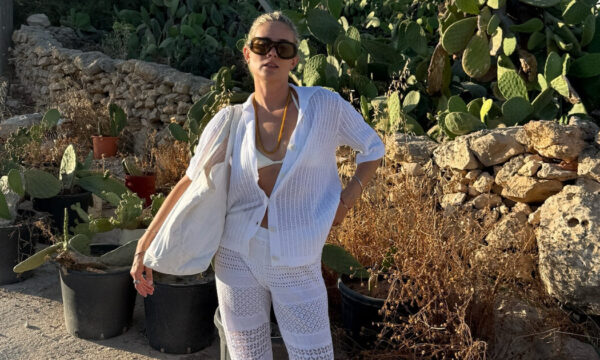 Beach style: Ο απόλυτος σύμβουλος για κομψή εμφάνιση στην παραλία