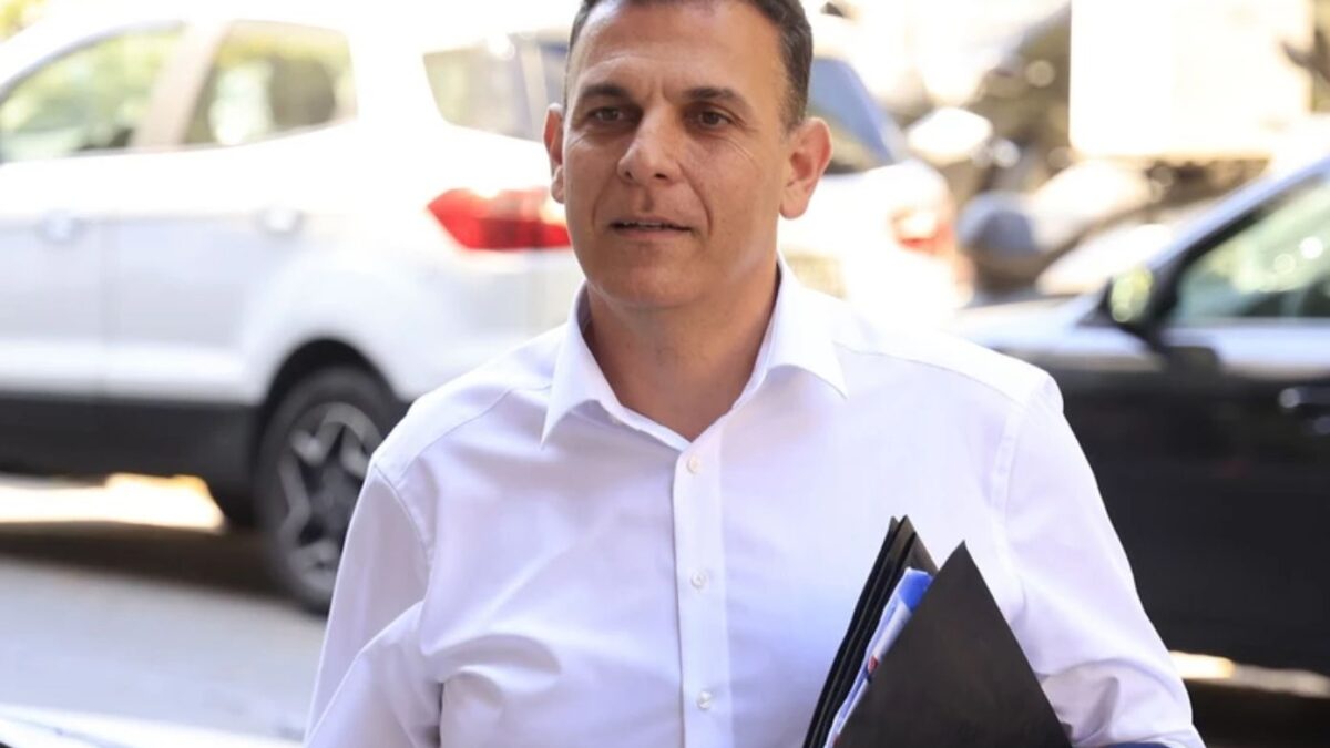 Καραμέρος εναντίον ΑΠΕ για απόκρυψη δηλώσεων του πρωθυπουργού – Πώς απαντά το Πρακτορείο Ειδήσεων
