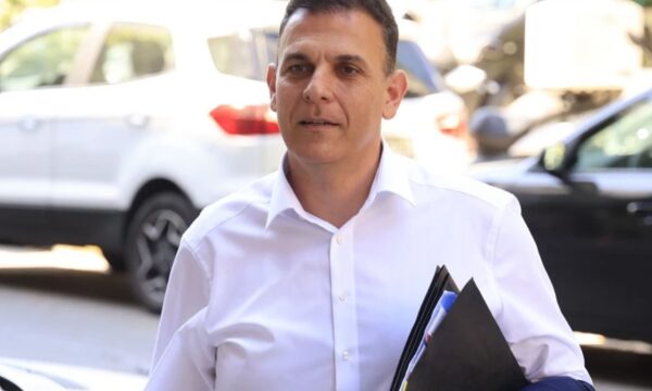 Καραμέρος εναντίον ΑΠΕ για απόκρυψη δηλώσεων του πρωθυπουργού – Πώς απαντά το Πρακτορείο Ειδήσεων