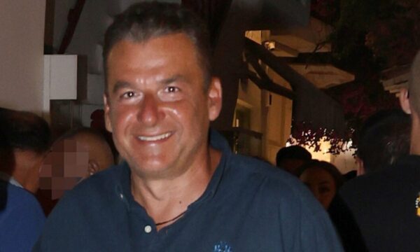 Γιώργος Λιάγκας: Χαλαρώνει στα γραφικά σοκάκια της Μυκόνου χωρίς τη Μαρία Αντωνά