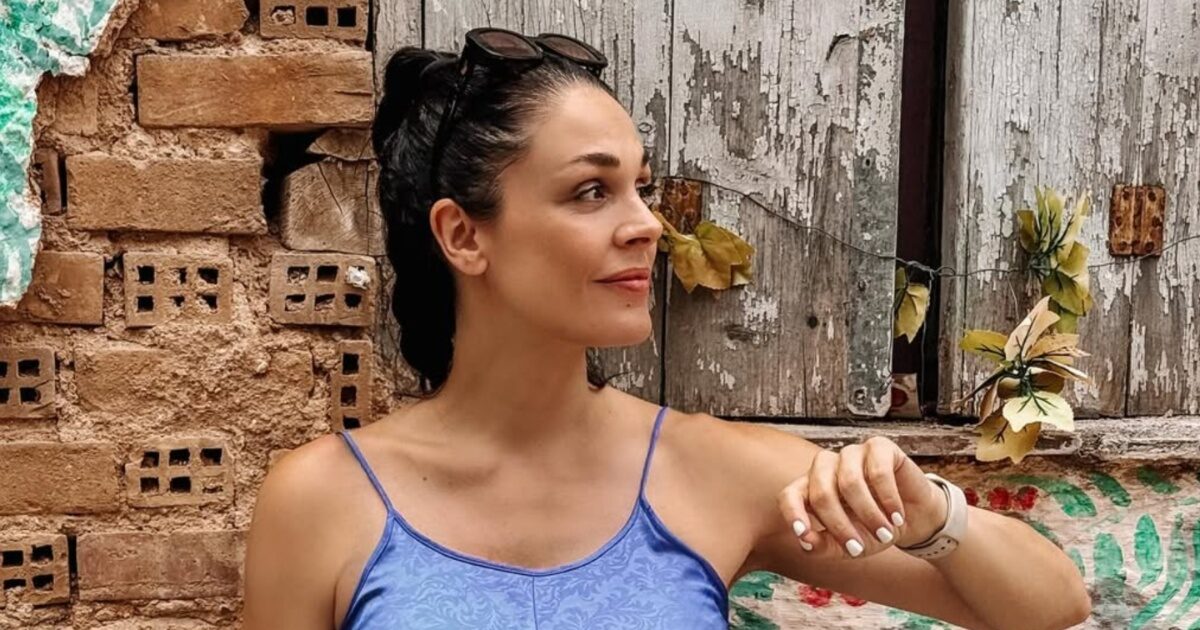 Ιωάννα Τριανταφυλλίδου: Φωτογραφίζεται με μπικίνι στην ακρογιαλιά με φουσκωμένη κοιλίτσα λίγο πριν γεννήσει