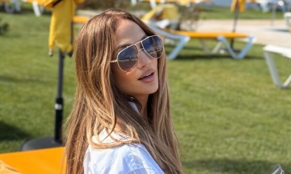 Τα 3D νύχια της JLo στην παγκόσμια περιοδεία της