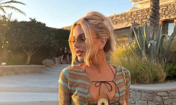 Josephine: Η εντυπωσιακή παρουσία στη Μύκονο με πλεκτό beachwear