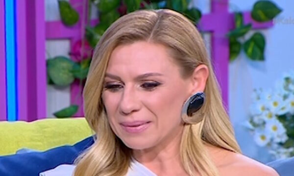 Κατερίνα Καραβάτου: Συγκινήθηκε ζωντανά για την κόρη της – «Μελετούσε το κείμενο της παράστασης του Κρατερού για να τον στηρίξει»