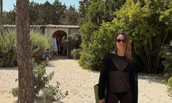Η απόχρωση νυχιών της Βίκυς Καγιά είναι η επιτομή της κομψότητας για μαυρισμένη επιδερμίδα