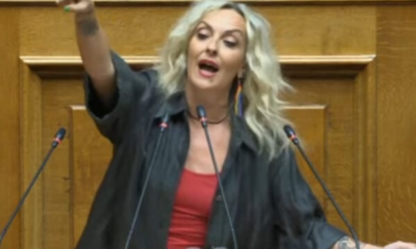 Η Τζώρτζια Κεφαλά της Πλεύσης Ελευθερίας ερμήνευσε Ελένη Βιτάλη στη Βουλή – Βίντεο