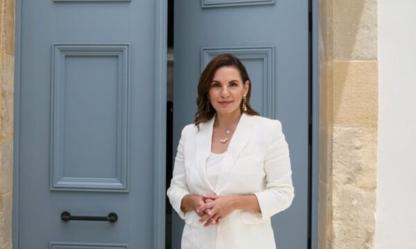 Όλγα Κεφαλογιάννη: Επισκέφθηκε την ιερή εικόνα της Παναγίας της Τήνου – Βίντεο