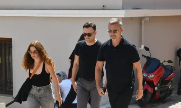 Παρά Πέντε: Η συγκινητική φωτογραφία των πρωταγωνιστών μετά την κηδεία του Γεράσιμου Μιχελή