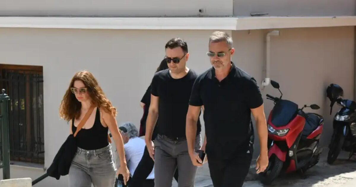Παρά Πέντε: Η συγκινητική φωτογραφία των πρωταγωνιστών μετά την κηδεία του Γεράσιμου Μιχελή