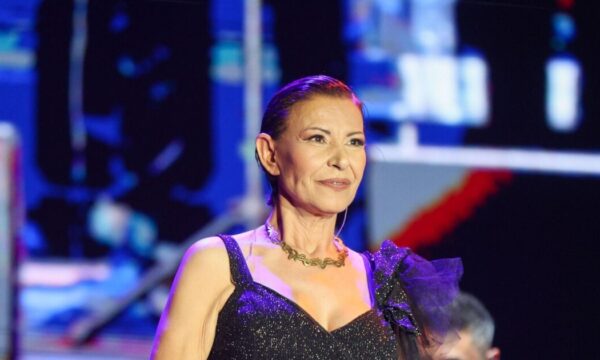 Κωνσταντίνα: Αντιδρά για πρώτη φορά στην καυστική κριτική του Ανδρέα Μικρούτσικου για την εμφάνισή της στη συναυλία του Βασίλη Καρρά