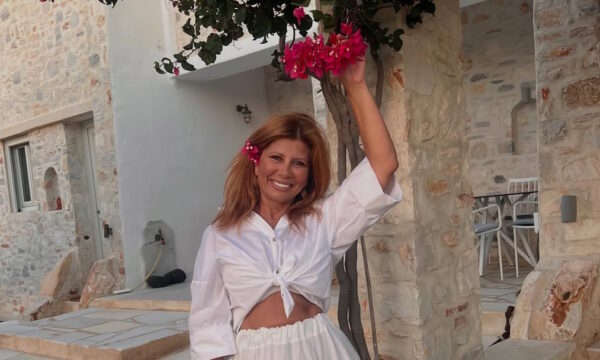 Ζήνα Κουτσελίνη: Διδάσκει στυλ με τις κομψές εμφανίσεις της στην Πάρο!