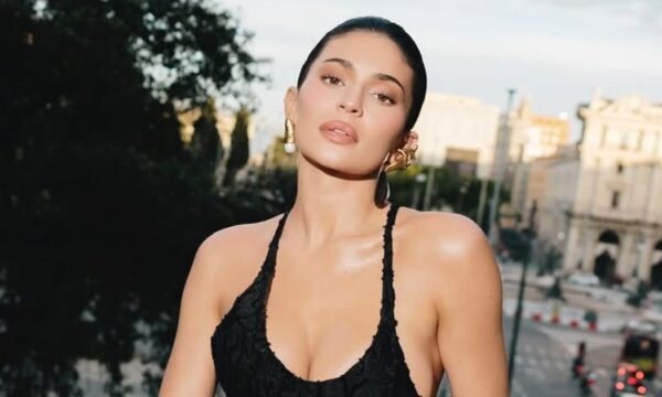 Kylie Jenner: Φέρνει την αλλαγή με ένα ανατρεπτικό γαλλικό μανικιούρ