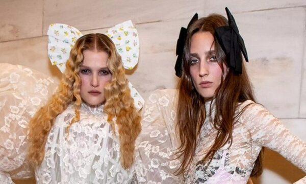 Marc Jacobs Πασαρέλα 2026: Όταν η «Αλίκη των Θαυμάτων» αγκαλιάζει το grunge