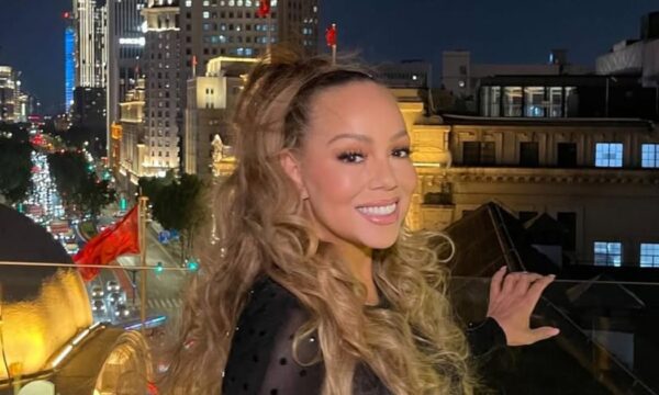 Η κομψή χαμηλή αλογοουρά της Mariah Carey είναι το απόλυτο στιλιστικό inspiration για μακριά μαλλιά