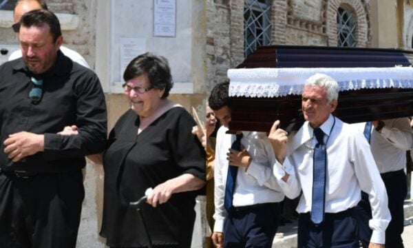 Γεράσιμος Μιχελής: Ράγισε καρδιές η μητέρα του στο ύστατο αντίο – Απαρηγόρητοι οι φίλοι του «Παρά Πέντε»
