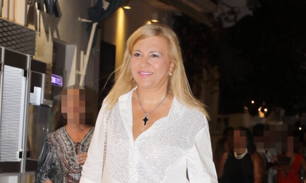 Δέσποινα Μοιραράκη: Η άνετη κομψή εμφάνισή της με τζιν στα δρομάκια της Μυκόνου