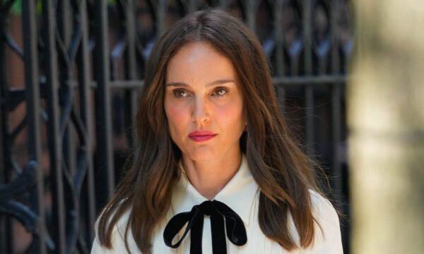 Natalie Portman: Με κοριτσίστικο look στα γυρίσματα της φρέσκιας ταινίας της