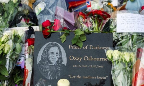 Ozzy Osbourne: Χιλιάδες φαν αποτίουν φόρο τιμής στον «άρχοντα του σκότους» στο Μπέρμιγχαμ – Εικόνες