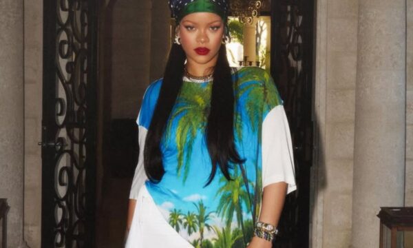 Η Rihanna με εκθαμβωτικό ροζ περλέ μανικιούρ στην πρεμιέρα της ταινίας «Smurfs»