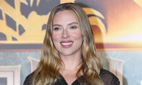 Scarlett Johansson: Αποκάλυψε ένα λαμπερό μακιγιάζ ιδανικό για τις πρωινές εμφανίσεις μας