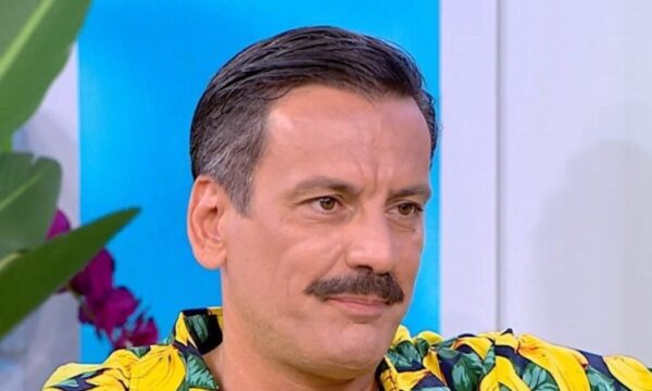 Θάνος Κιούσης: «Εύχομαι να είχα την οικονομική δυνατότητα για 7-8 παιδιά» – Η αποκάλυψη για τη σύζυγό του