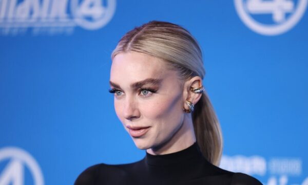 Vanessa Kirby: Η κομψή αλογοουρά της είναι τέλεια για καλεσμένες σε γάμο στο νησί