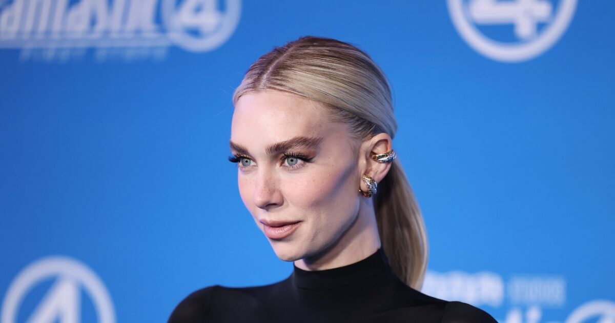 Vanessa Kirby: Η κομψή αλογοουρά της είναι τέλεια για καλεσμένες σε γάμο στο νησί