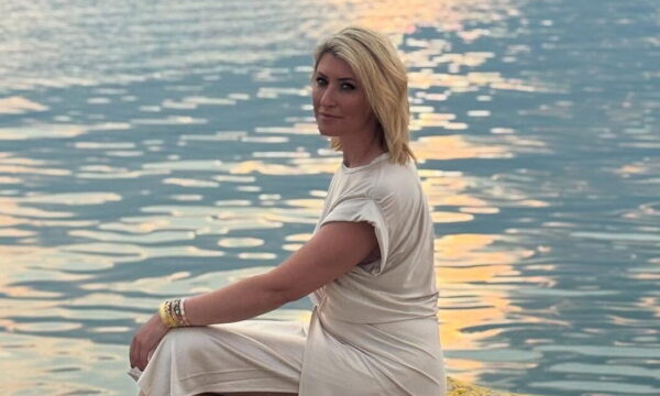 Σία Κοσιώνη: Οικογενειακή εξόρμηση στις Σπέτσες – Εικόνες