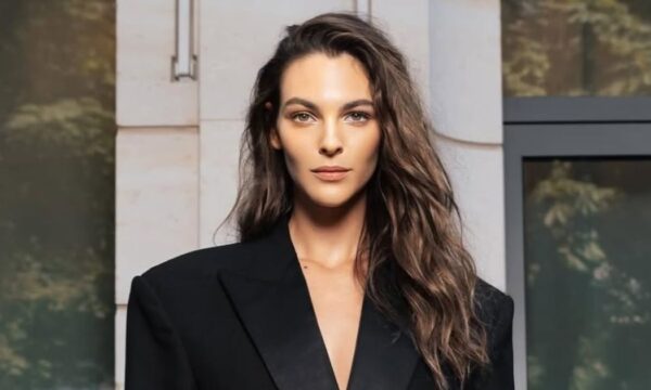 Η Vittoria Ceretti μαγνήτισε τα βλέμματα στο Παρίσι με δύο στυλάτες χτενίσματα