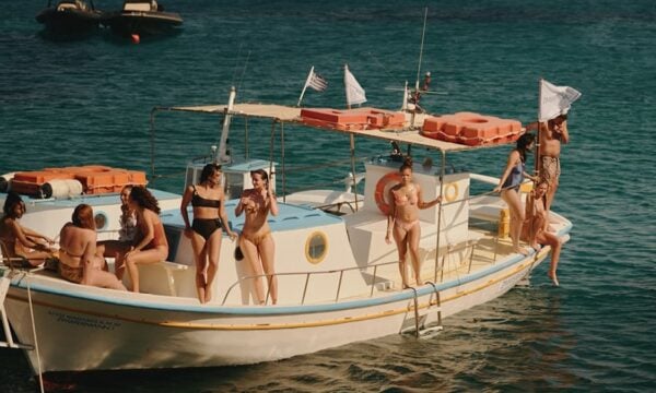 Από τον Mugler στον Jacquemus: Γιατί η μόδα επέλεξε τη Μύκονο (και παραμένει)